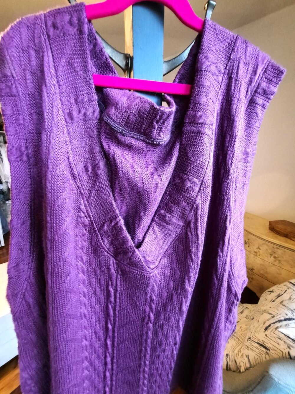 Purple deep v-neck midweight cable-knit vest, long side slits - Picture 3 of 6